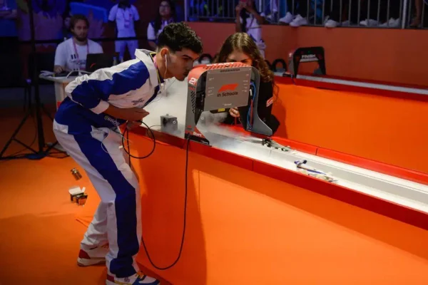 Imagem colorida mostra estudantes brasileiros durante o Mundial de Robótica nos EUA