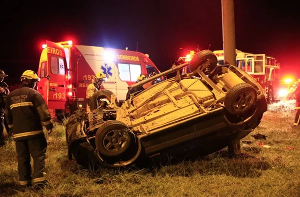 Motorista perde o controle, carro capota e bate em poste na BR-020