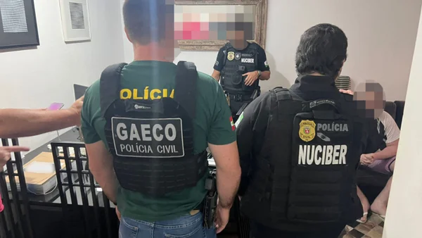 Agentes policiais em atuação contra stalker - Metrópoles
