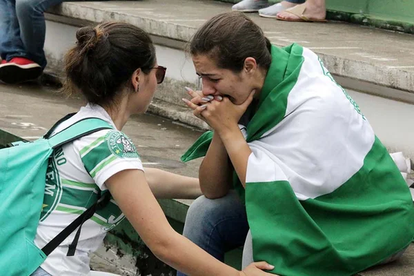 Após tragédia, torcedores da Chapecoense fazem vigília na Arena Condá