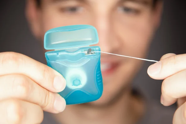 7 hábitos que parecem inofensivos, mas podem prejudicar dentes e gengivas