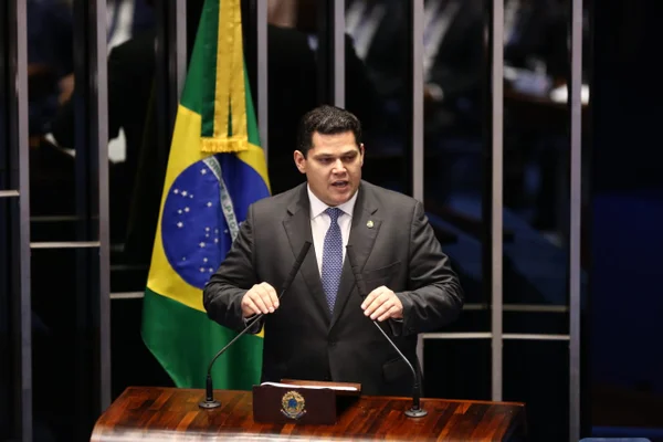 Após pressão, Alcolumbre adia votação de projeto do fundo eleitoral