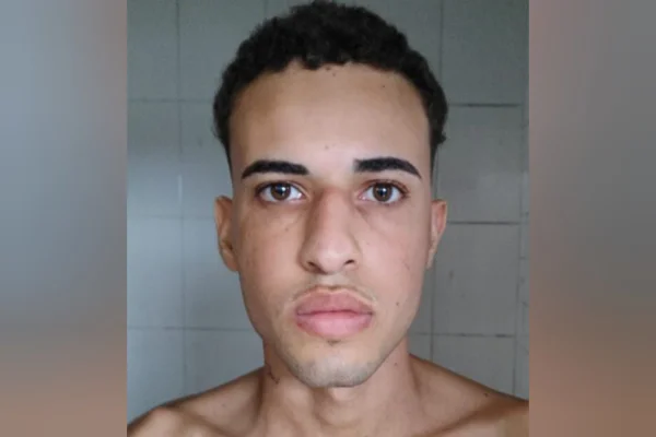 foto colorida do traficante Carlos Eduardo Assunção da Silveira, de 19 anos, preso em Santos com drogas (ele está sem camisa na foto) - Metrópoles