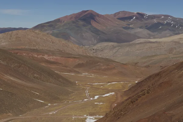 Imagem colorida de montanhas andinas - Metrópoles