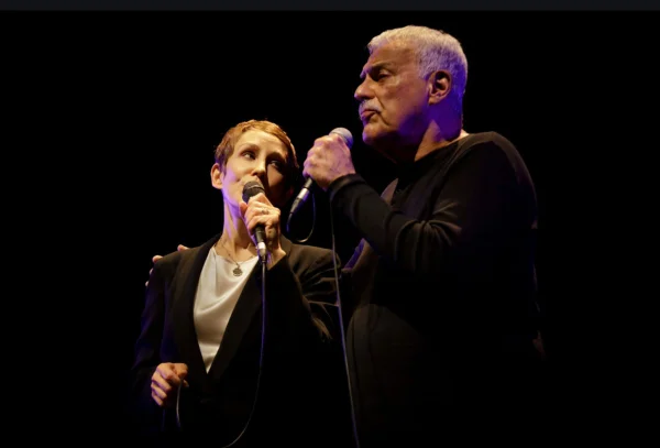 Fotografia colorida mostrando dois cantores juntos-Metrópoles