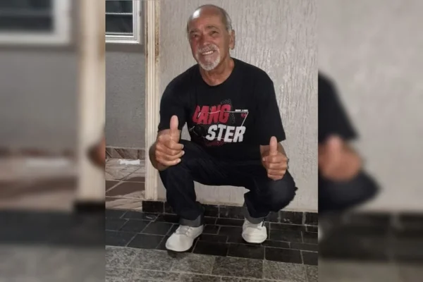 Foto colorida de Pascoal vestindo camisa azul e calça jeans
