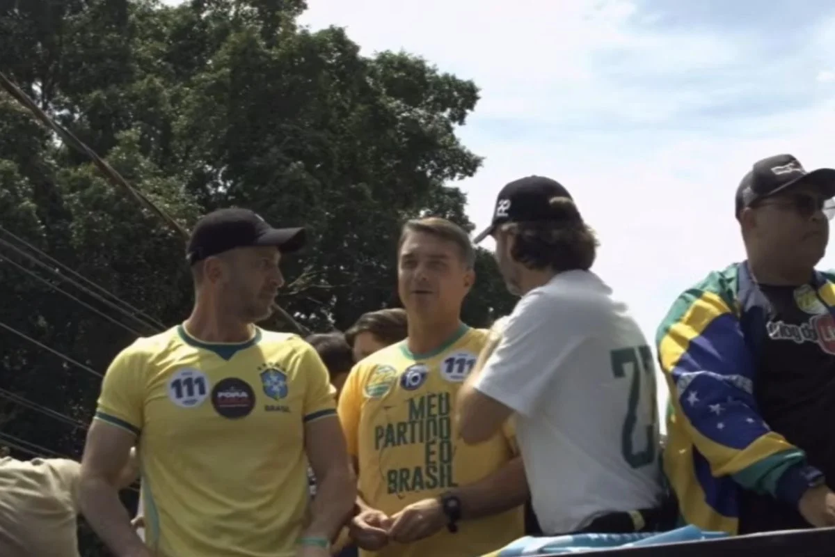 Tarcísio e Flávio Bolsonaro se unem em motocarreata no interior de SP - imagem 5 Tarcísio e Flávio Bolsonaro se unem em motocarreata no interior de SP - imagem 5