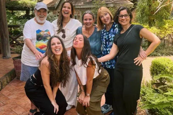 foto colorida com lima duarte, ao lado de paloma duarte, debora duarte e outras quatro mulheres - metrópoles