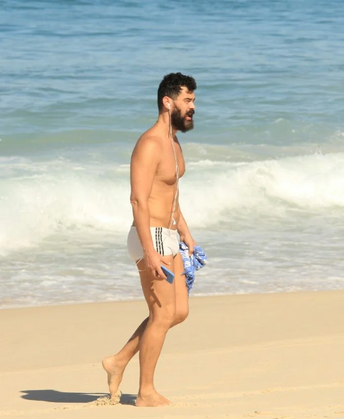 Aos 47 anos, Carmo Dalla Vecchia esbanja a boa forma durante passeio pela praia Aos 47 anos, Carmo Dalla Vecchia esbanja a boa forma durante passeio pela praia