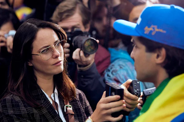 Foto colorida de Kaya Scodelario, na Série Senna - Metrópoles