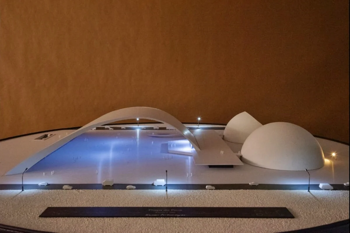 Elementos de alta precisão foram fabricados por impressão 3D, enquanto outros componentes foram feitos em madeira, PVC expandido e materiais tradicionais da arquitetura Elementos de alta precisão foram fabricados por impressão 3D, enquanto outros componentes foram feitos em madeira, PVC expandido e materiais tradicionais da arquitetura