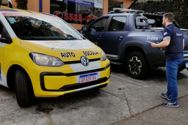 Imagem colorida de carro da autoescola. Metrópoles