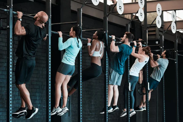 Pessoas penduradas em ritmo de exercício - Metrópoles