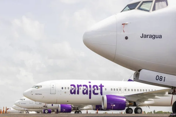Imagem de avião da companhia aérea low costa Arajet, que chegou ao Brasil. Avião está parada em pátio de aeroporto - Metrópoles