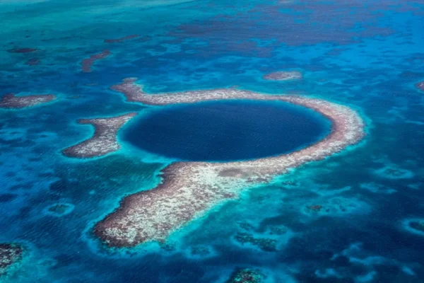 Foto de cratera azul no mar do México - Metrópoles