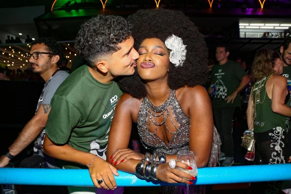 Foto colorida de Yuri Lima e Iza - Metrópoles