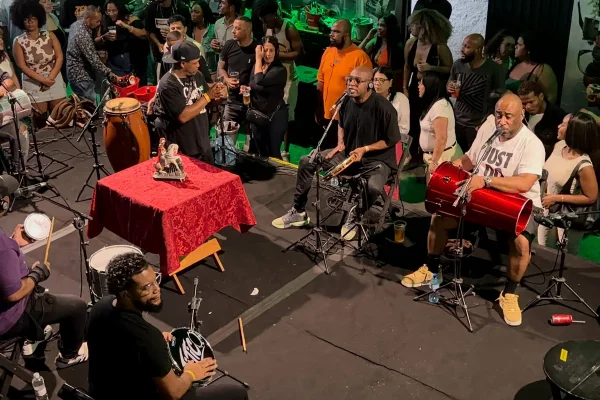 foto colorida de roda de samba - metrópoles