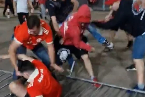 Foto colorida de briga entre torcedores do Internacional