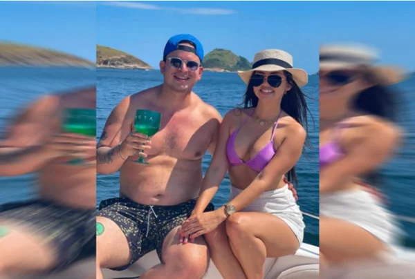 Homem e mulher dentro de barco no mar