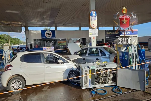 Carro invade posto, bate em veículo e danifica bomba de combustível; veja