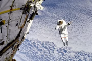 Imagem de astronauta caminhando fora da Estação Espacial Internacional