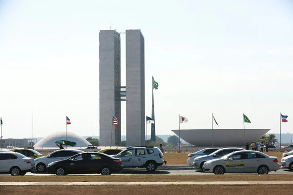 Taxistas e motoristas da Uber protestam na área central