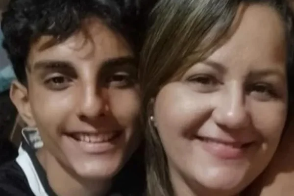 Imagem colorida: adolescente e avó - Metrópoles