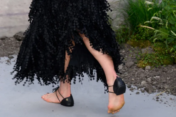 Margareth Qualley sapatos da Chanel - Metrópoles