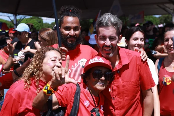 Leandro Grass em ato de professores na Praça do Buriti