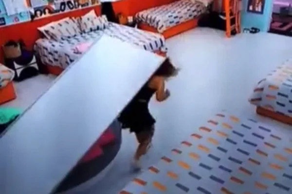 Produtora emite nota após porta cair em participante do BBB Portugal