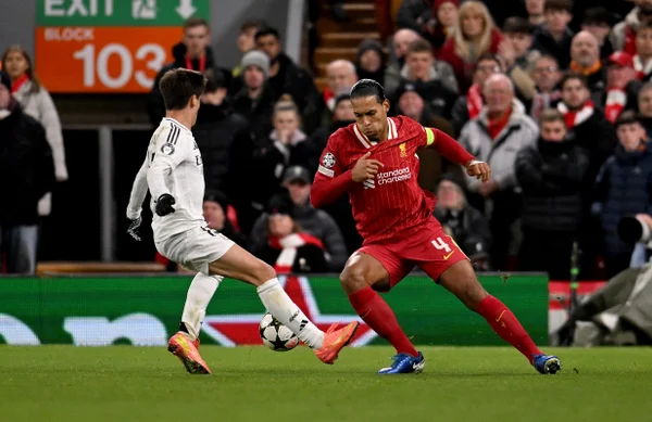 Foto colorida do zagueiro Van Dijk, do Liverpool, em jogo contra o Real Madrid - Metrópoles