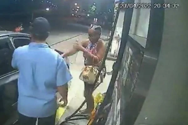 Iris Silva no momento em que comprava gasolina no posto de combustível no Rio de Janeiro