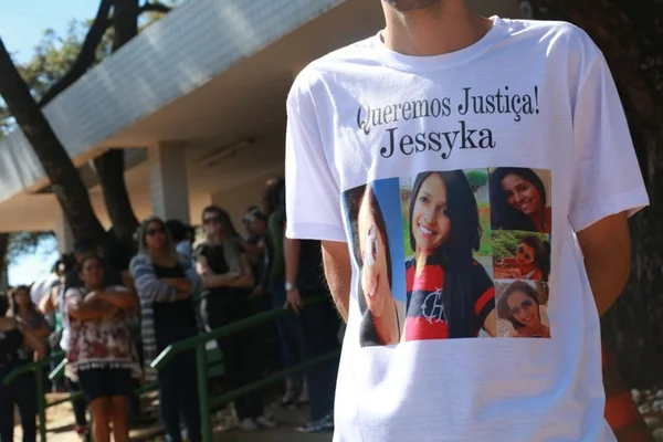 Familiares e amigos se despedem de Jessyka Laynara e pedem justiça
