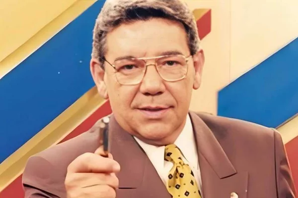 Foto colorida de João Leite Neto apontando para a câmera - Metrópoles
