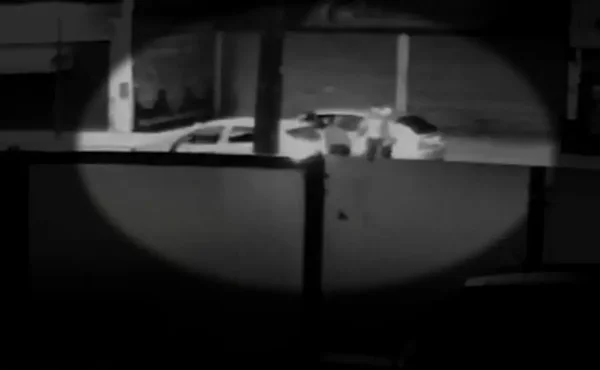 Câmera flagra morte de motoboy; atiradores pisam e atropelam vítima