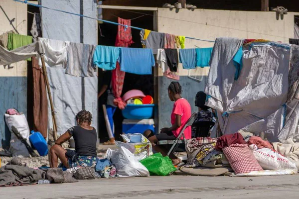 Foto colorida de pessoas no Haiti - Metrópoles