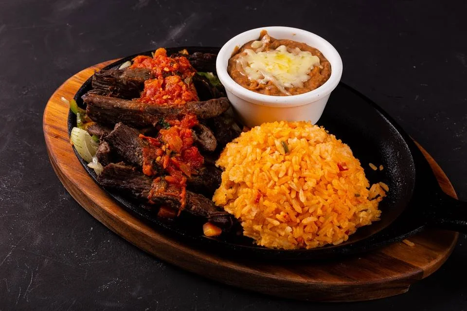El Paso Cocina Mexicana – 110 Norte: no almoço e jantar, queijo derretido com bacon e pimenta dedo-de-moça, acompanha Totopos (entrada); filé-mignon em fatias grelhadas ao molho de tomate e mezcal, frijoles refritos e arroz mexicano (principal); e pão de ló com calda de leite condensado, creme de leite e leite evaporado coberto de merengue e morangos (sobremesa) El Paso Cocina Mexicana – 110 Norte: no almoço e jantar, queijo derretido com bacon e pimenta dedo-de-moça, acompanha Totopos (entrada); filé-mignon em fatias grelhadas ao molho de tomate e mezcal, frijoles refritos e arroz mexicano (principal); e pão de ló com calda de leite condensado, creme de leite e leite evaporado coberto de merengue e morangos (sobremesa)