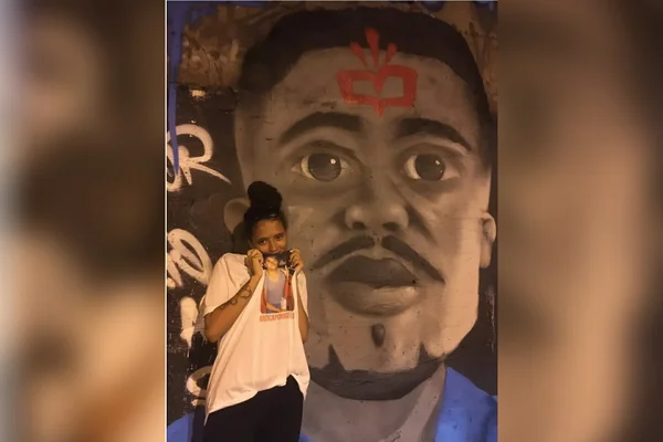 Filha de homem morto na Cidade de Deus posta foto em mural e pede justiça