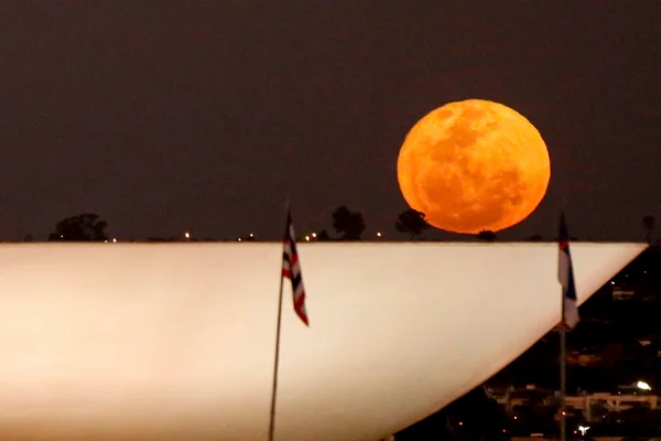 Superlua dos Cervos ilumina céu do DF - Metrópoles - lunar