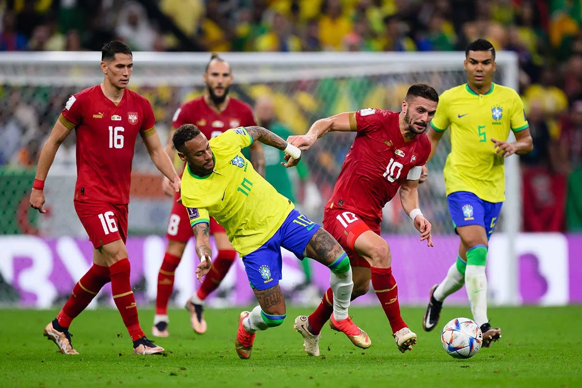 Neymar do Brasil (L) luta pela posse de bola com Dusan Tadic da Sérvia (R) durante a partida do Grupo G da Copa do Mundo da FIFA Qatar 2022 entre Brasil e Sérvia no Lusail Stadium em 24 de novembro de 2022 na cidade de Lusail , Catar Neymar do Brasil (L) luta pela posse de bola com Dusan Tadic da Sérvia (R) durante a partida do Grupo G da Copa do Mundo da FIFA Qatar 2022 entre Brasil e Sérvia no Lusail Stadium em 24 de novembro de 2022 na cidade de Lusail , Catar