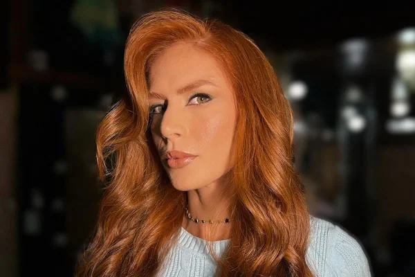 Foto colorida de Djidja Cardoso com o cabelo solto e pintado de ruivo - Metrópoles
