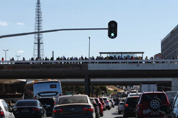 Secretaria de Obras avança sobre Detran e quer contratar empresa de semáforos
