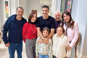 Família Edu Guedes e Ana Hickmann posa com o chef de cozinha
