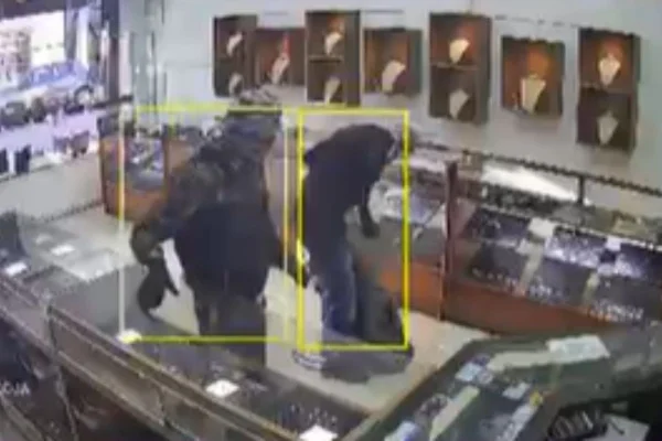 Imagem colorida mostra ação de criminosos que roubaram joalheria. Metrópoles