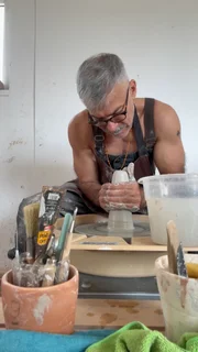 Leonardo Vieira é ceramista em Portugal, atualmente 