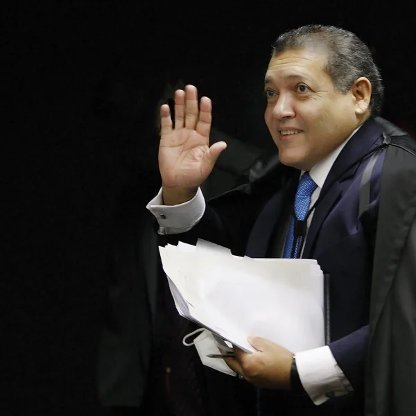 Presidente do TJPR propõe comenda para retribuir favor de Nunes Marques e ministros de Bolsonaro