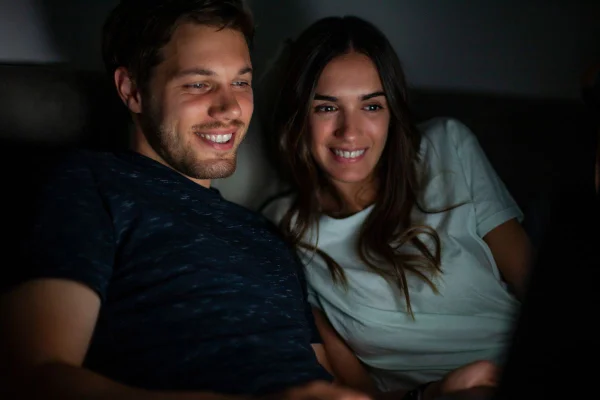 9 séries com muito sexo para ver com a parceria e esquentar a relação