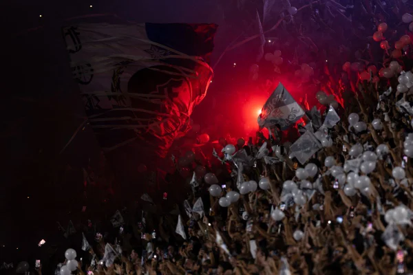 Imagem colorida da torcida do Vasco, em São Januário - Metrópoles