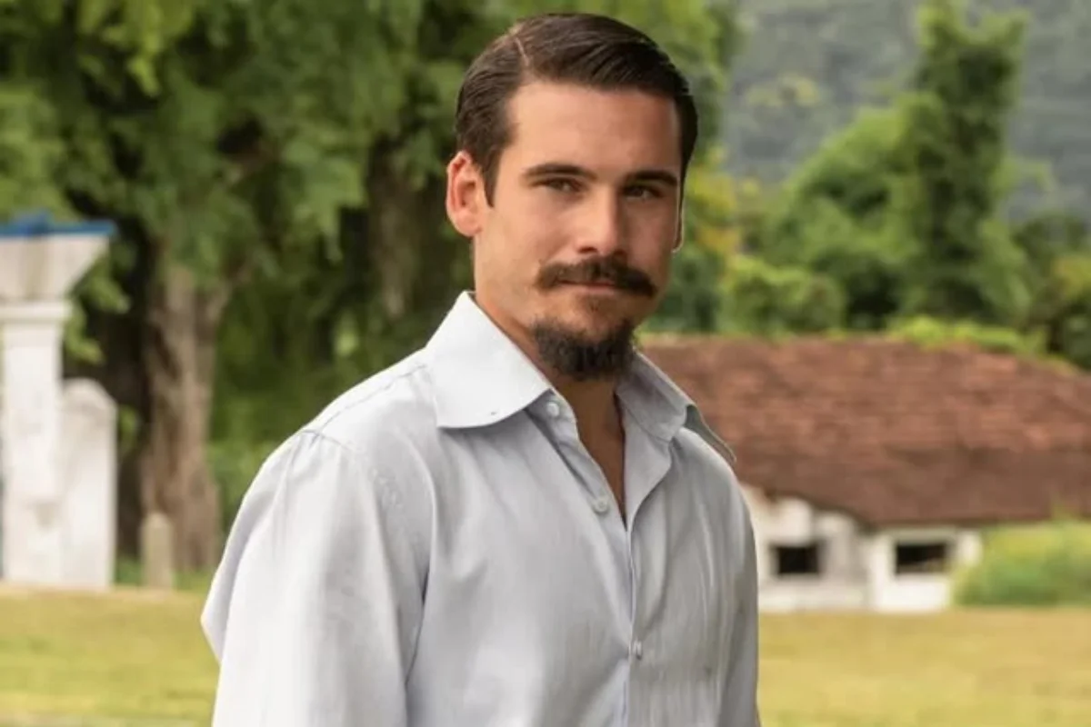 O ator Nicolas Prattes O ator Nicolas Prattes