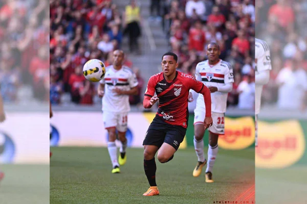 São Paulo inicia jogo com reservas e perde para o Athletico-PR